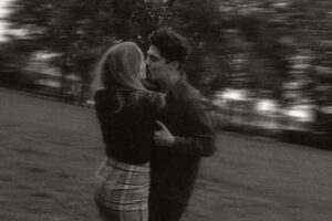 Couples portrait in black and white by Cristiana Sto Photography