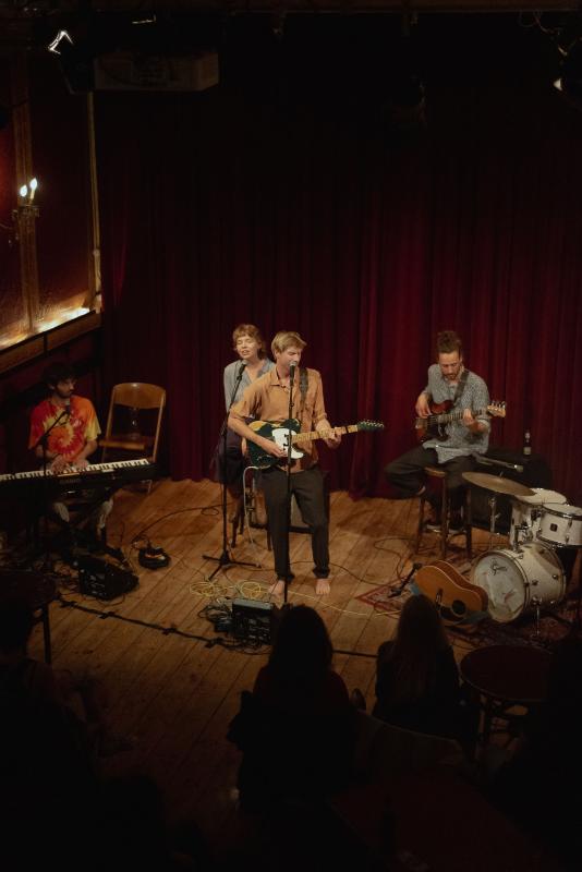 Simon Stuij and his band performing at de roode bioscoop in Amsterdam