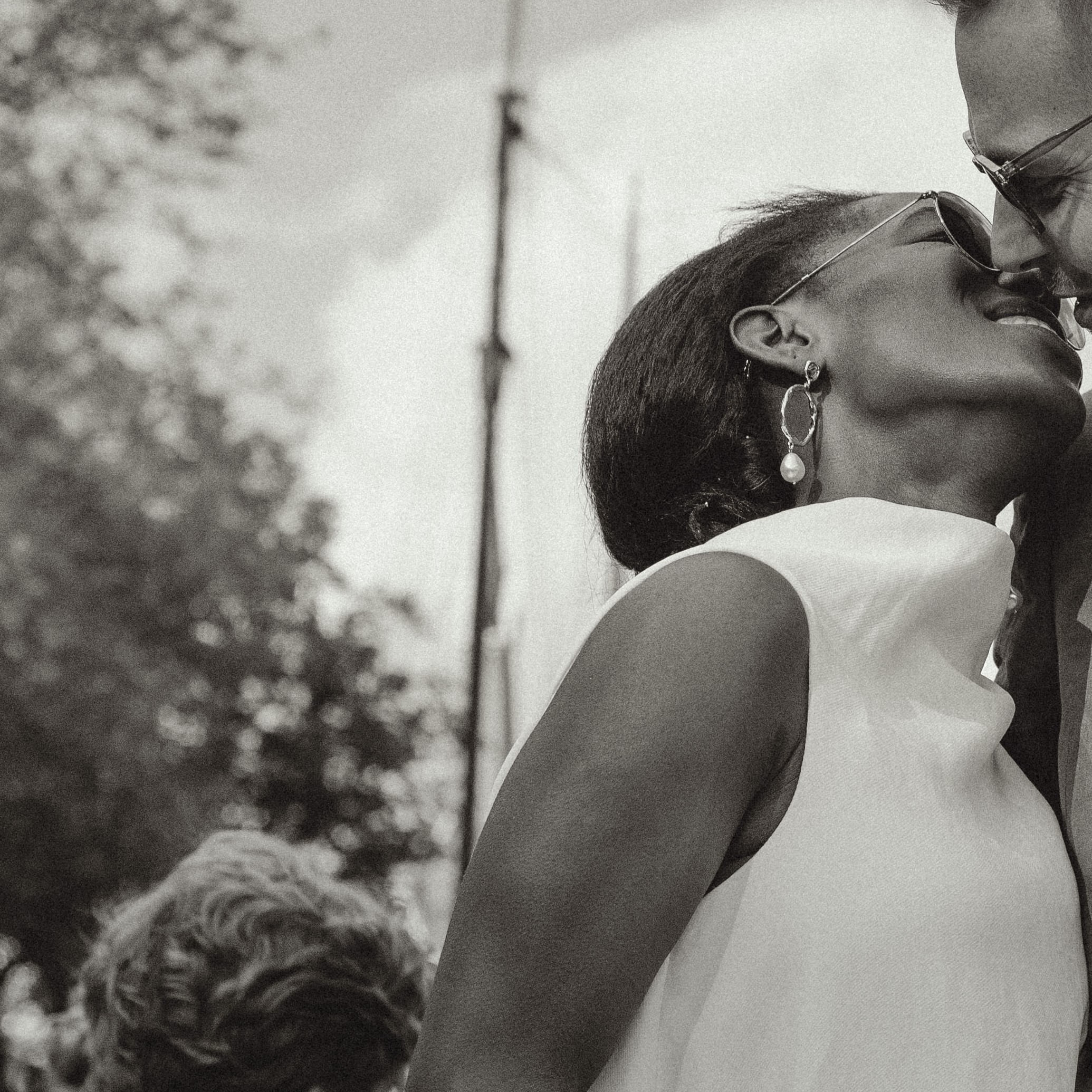 Photo of married couple kissing in Amsterdam, in black and white